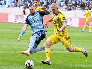 Szilárd Bokros (Košice) a vľavo Tigran Barseghjan (Slovan) v záverečnom 10. kole nadstavbovej časti Niké ligy v skupine o titul.