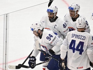 Hokejisti Francúzska oslavujú gól počas MS v hokeji 2025.