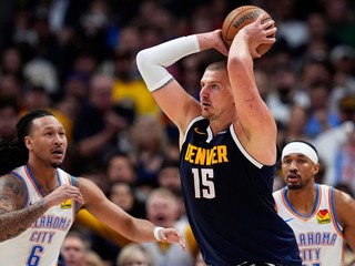 Nikola Jokič (uprostred) z Denveru Nuggets a Jaylin Williams z Oklahoma City