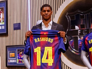Nová posila FC Barcelona Marcus Rashford pózuje s dresom.