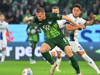 Slovenský hráč Denis Vavro (vľavo) z Wolfsburgu a Stefano Marino z Paderbornu v súboji o loptu.