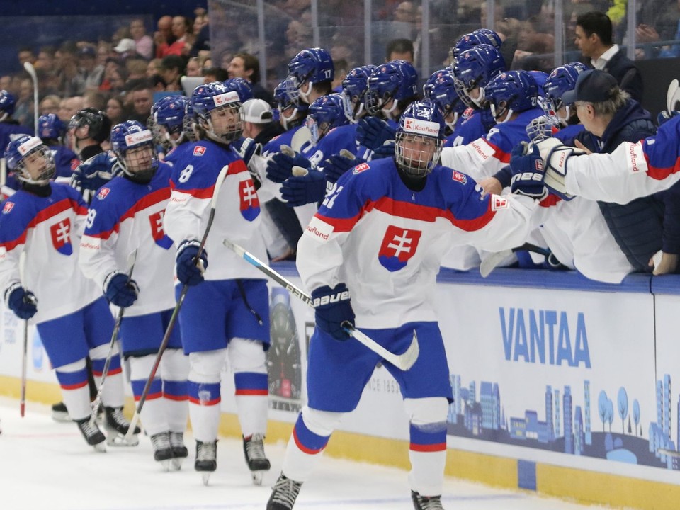 Radosť slovenských hokejistov v semifinálovom zápase Slovensko - USA na MS v hokeji hráčov do 18 rokov.