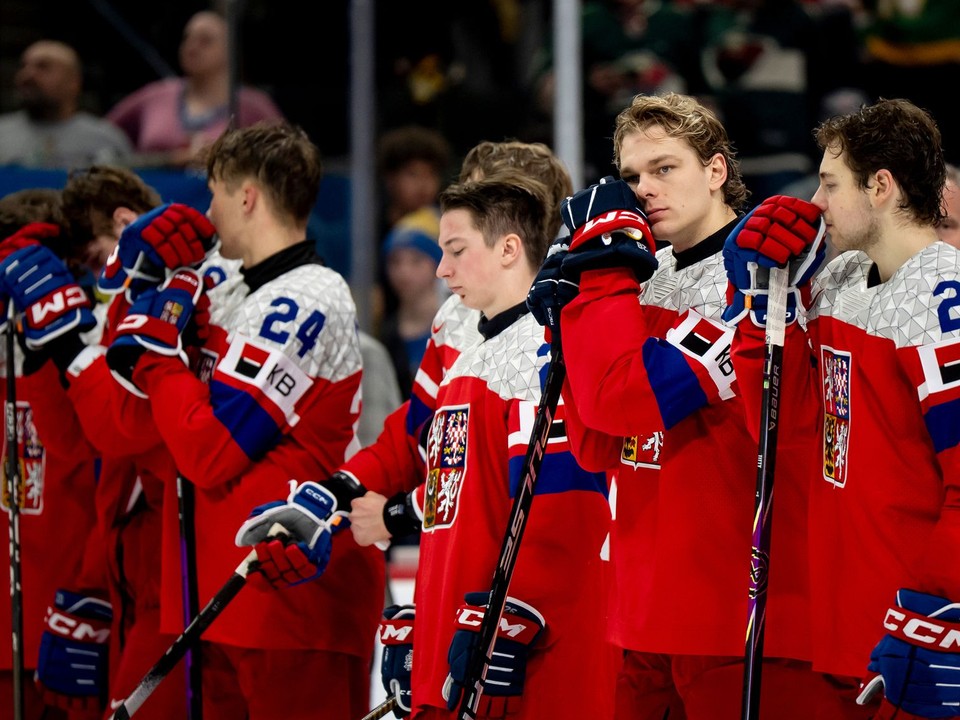 Smutní českí hráči reagujú po prehre so Švédskom 4:2 vo finále na MS hráčov do 20 rokov.