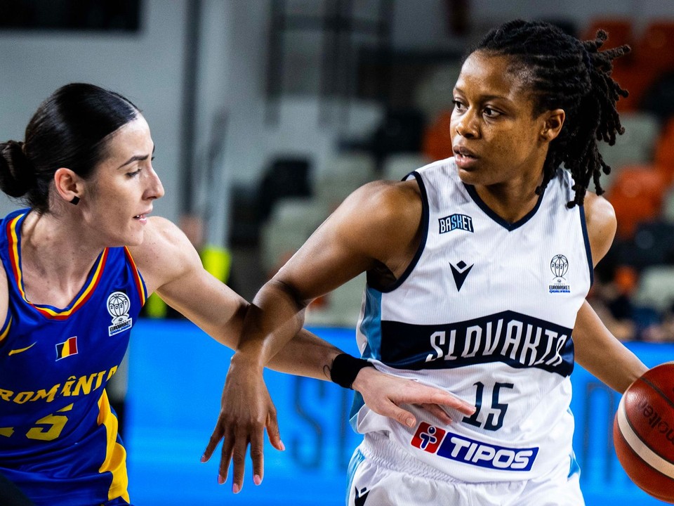 Basketbalistka Kyra Lambertová (vpravo) v reprezentačnom drese Slovenska.