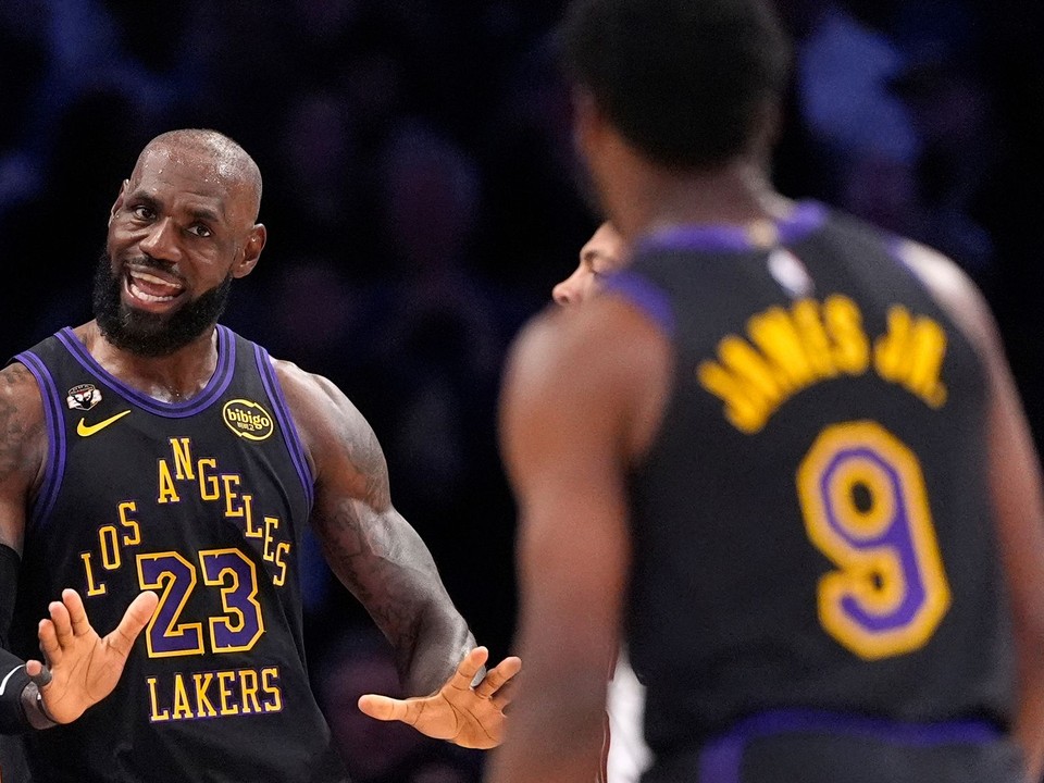 LeBron James (vľavo) a jeho syn Bronny James.