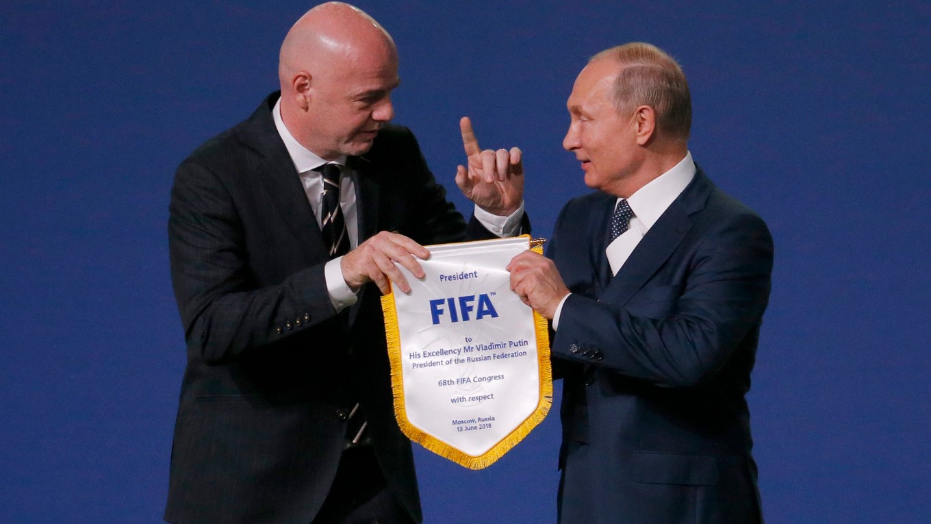 Šéf FIFA GIanni Infantino a Vladimir Putin na archívnej snímke,