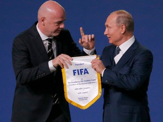 Šéf FIFA GIanni Infantino a Vladimir Putin na archívnej snímke,