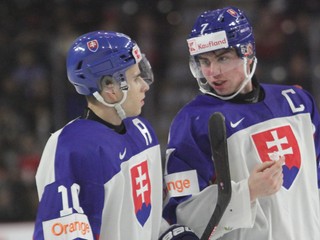 Filip Mešár a Šimon Nemec v zápase Slovensko - Švajčiarsko na MS v hokeji do 20 rokov 2023.