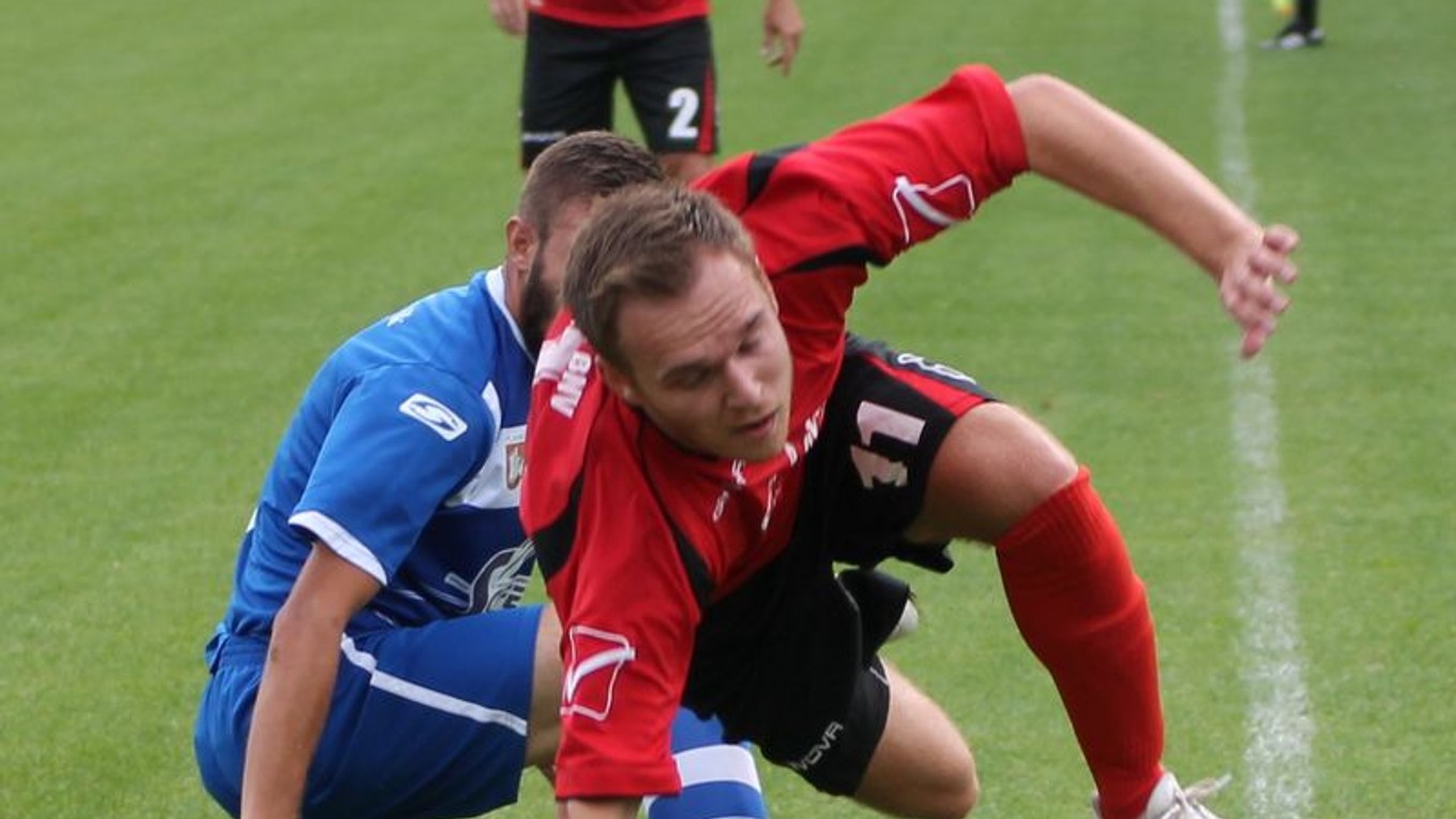 Mário Macečko v súboji o loptu.