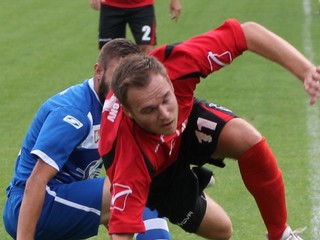 Mário Macečko v súboji o loptu.