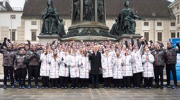 Rakúski športovci s prezidentom pred ZOH. 