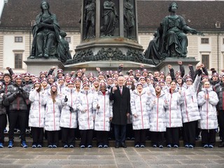 Rakúski športovci s prezidentom pred ZOH. 