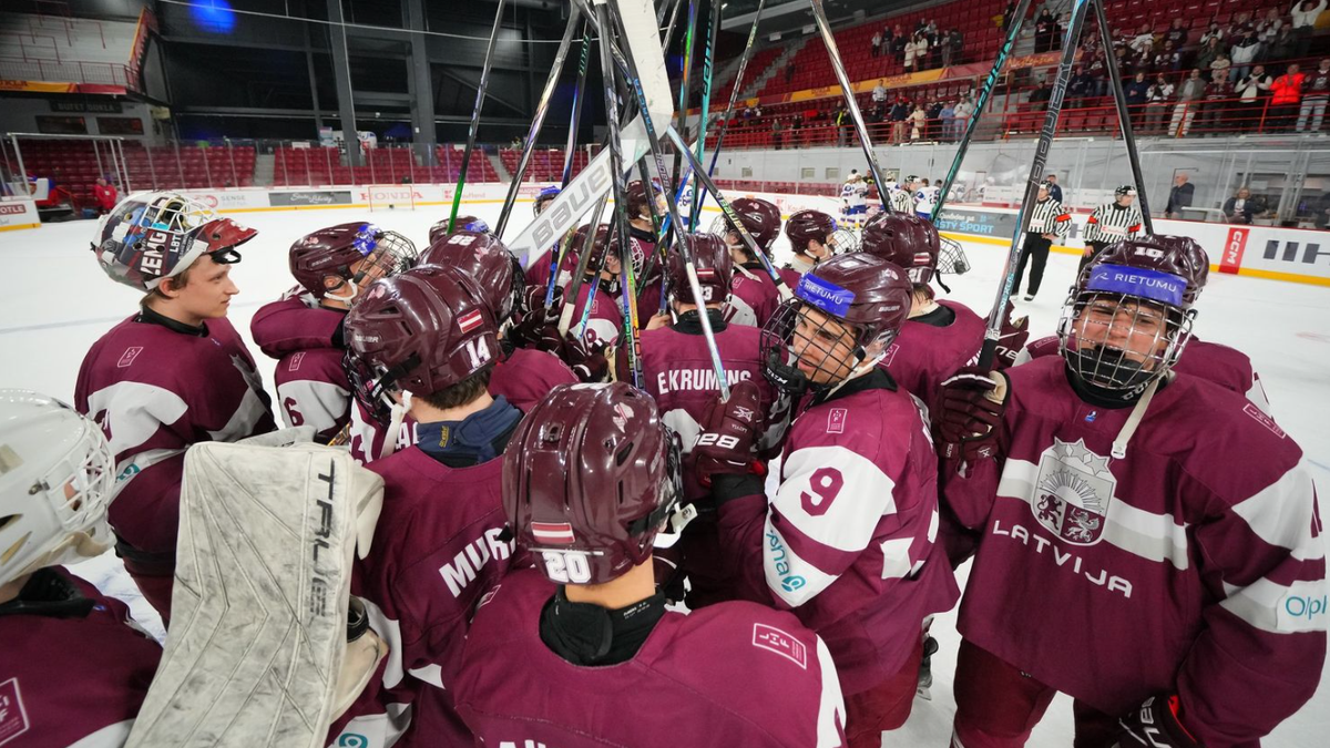 Hokejisti Lotyšska oslavujú víťazstvo na MS U18 2026.