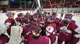 Hokejisti Lotyšska oslavujú víťazstvo na MS U18 2026.