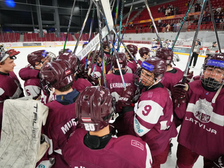 Hokejisti Lotyšska oslavujú víťazstvo na MS U18 2026.