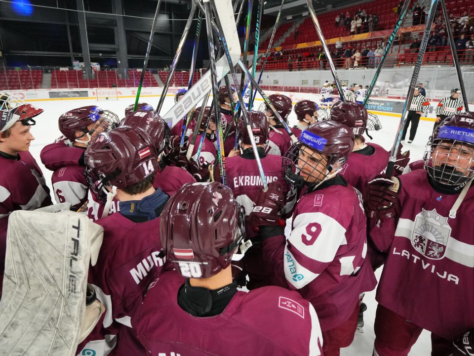 Hokejisti Lotyšska oslavujú víťazstvo na MS U18 2026.