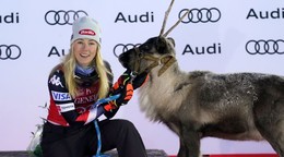 Mikaela Shiffrinová pózuje so sobom po víťazstve v slalome v Levi 2023.