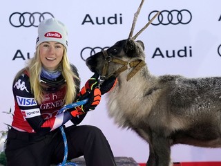 Mikaela Shiffrinová pózuje so sobom po víťazstve v slalome v Levi 2023.