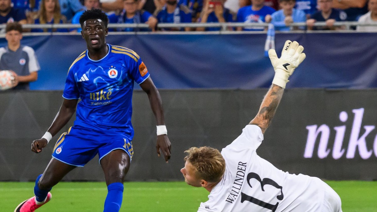 Na snímke sprava brankár Robin Wallinder, ktorému strieľa gól Alasana Yirajang počas odvety 3. predkola Ligy majstrov vo futbale ŠK Slovan Bratislava – Mjällby.