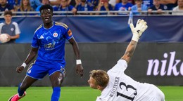 Na snímke sprava brankár Robin Wallinder, ktorému strieľa gól Alasana Yirajang počas odvety 3. predkola Ligy majstrov vo futbale ŠK Slovan Bratislava – Mjällby.