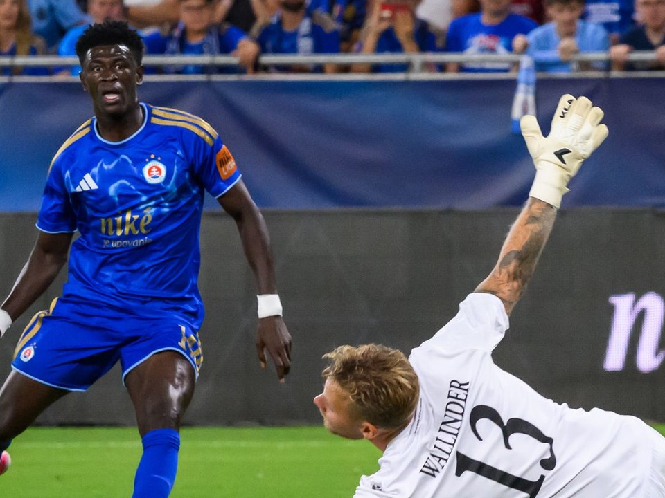 Na snímke sprava brankár Robin Wallinder, ktorému strieľa gól Alasana Yirajang počas odvety 3. predkola Ligy majstrov vo futbale ŠK Slovan Bratislava – Mjällby.