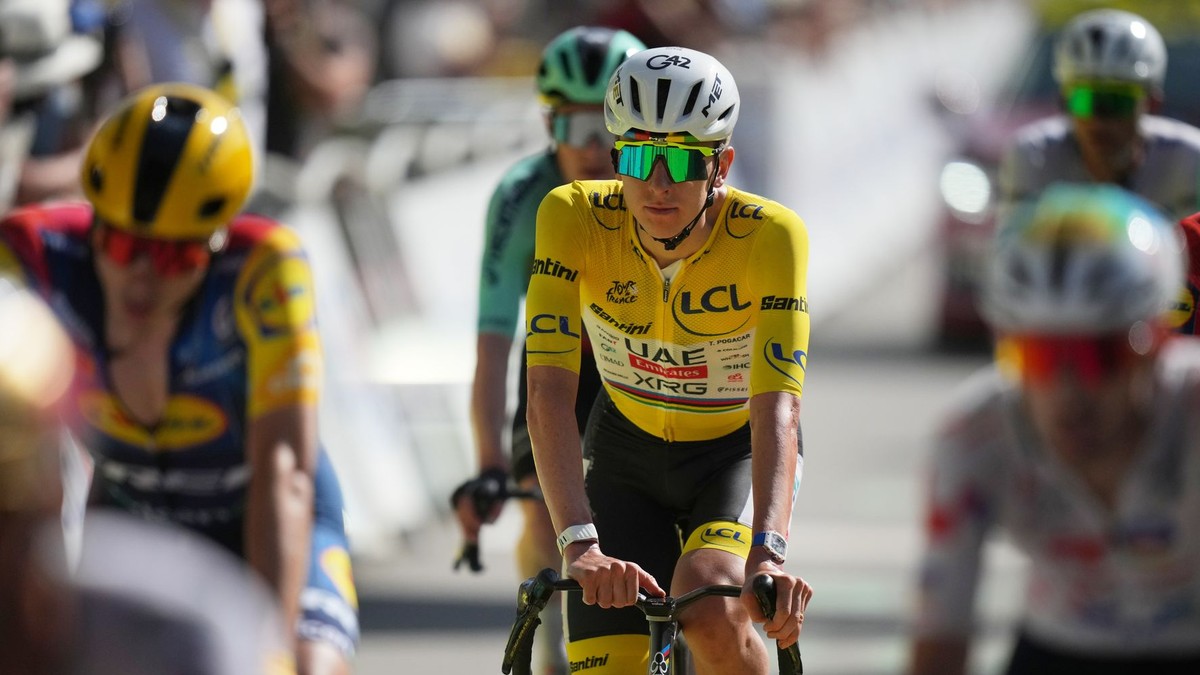 Tadej Pogačar prichádza do cieľa 18. etapy Tour de France 2026. 