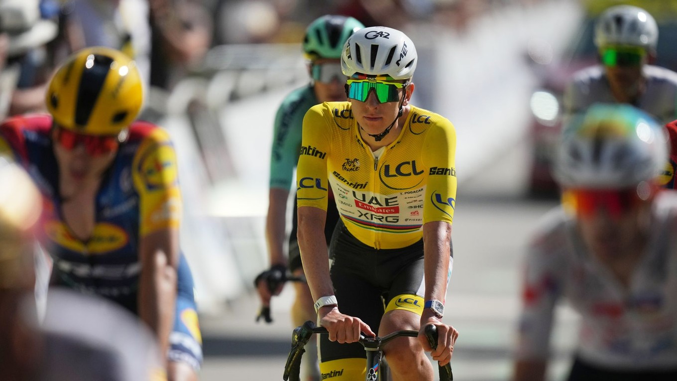 Tadej Pogačar prichádza do cieľa 18. etapy Tour de France 2026.