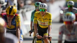 Tadej Pogačar prichádza do cieľa 18. etapy Tour de France 2026.