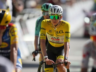 Tadej Pogačar prichádza do cieľa 18. etapy Tour de France 2026.