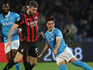 Strahinja Pavlovič z AC Miláno a Miguel Gutiérrez z Neapola (vpravo) bojujú o loptu.