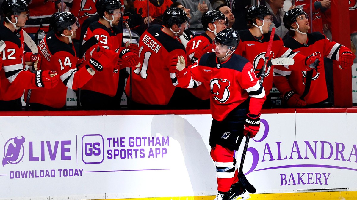 Slovenský hokejista Šimon Nemec sa teší z gólu so svojimi spoluhráčmi.