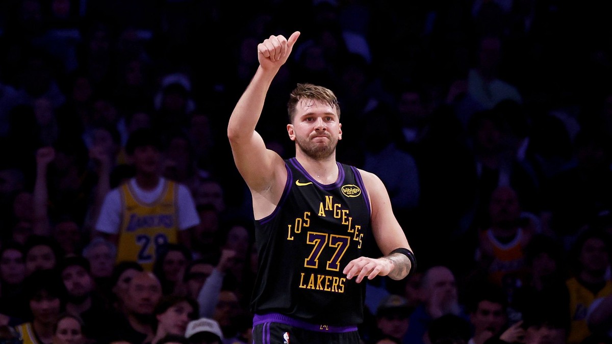 Luka Dončič (77) v drese Los Angeles Lakers reaguje po tom, čo skóroval počas zápasu NBA proti Detroit Pistons.