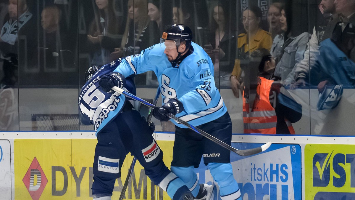 Na snímke zľava Elias Carmichael (Nitra) a Eduard Šimun (Slovan) bojujú o puk.