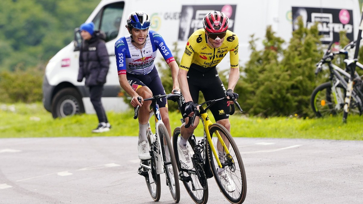 Vpredu Jonas Vingegaard počas 7. etapy Giro d'Italia 2026.