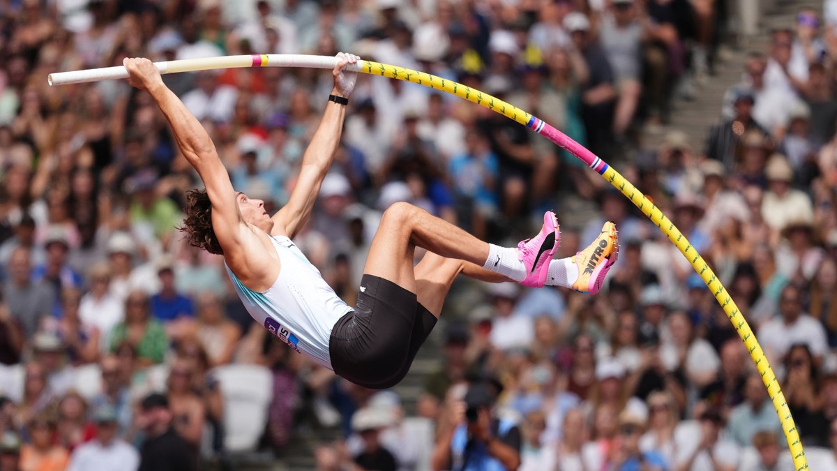 Švédsky atlét Armand Duplantis v skoku o žrdi.