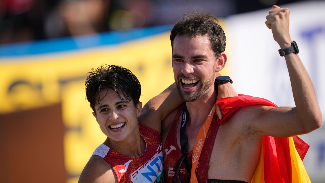 Španielski chodci Maria Perezová a Alvaro Martin na MS v atletike 2023 v Budapešti.