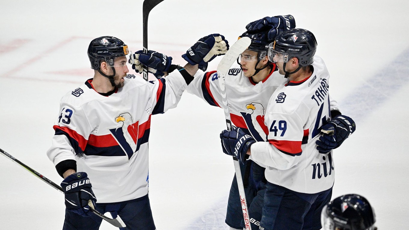 Patrik Mayer, Danill Fomikykh a Samuel Takáč  z HC Slovan Bratislava sa tešia po rozhodujúcom góle. 