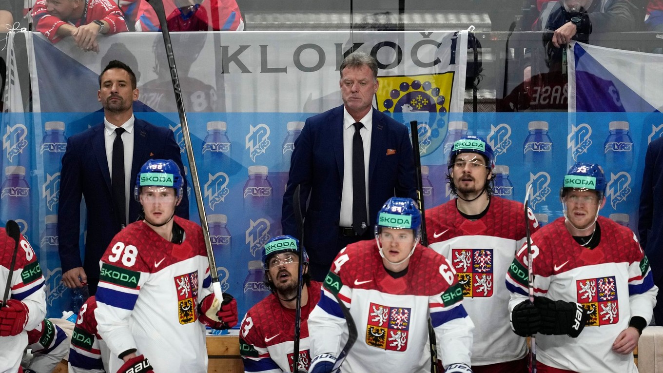 Tréner Radim Rulík na lavičke Česka.
