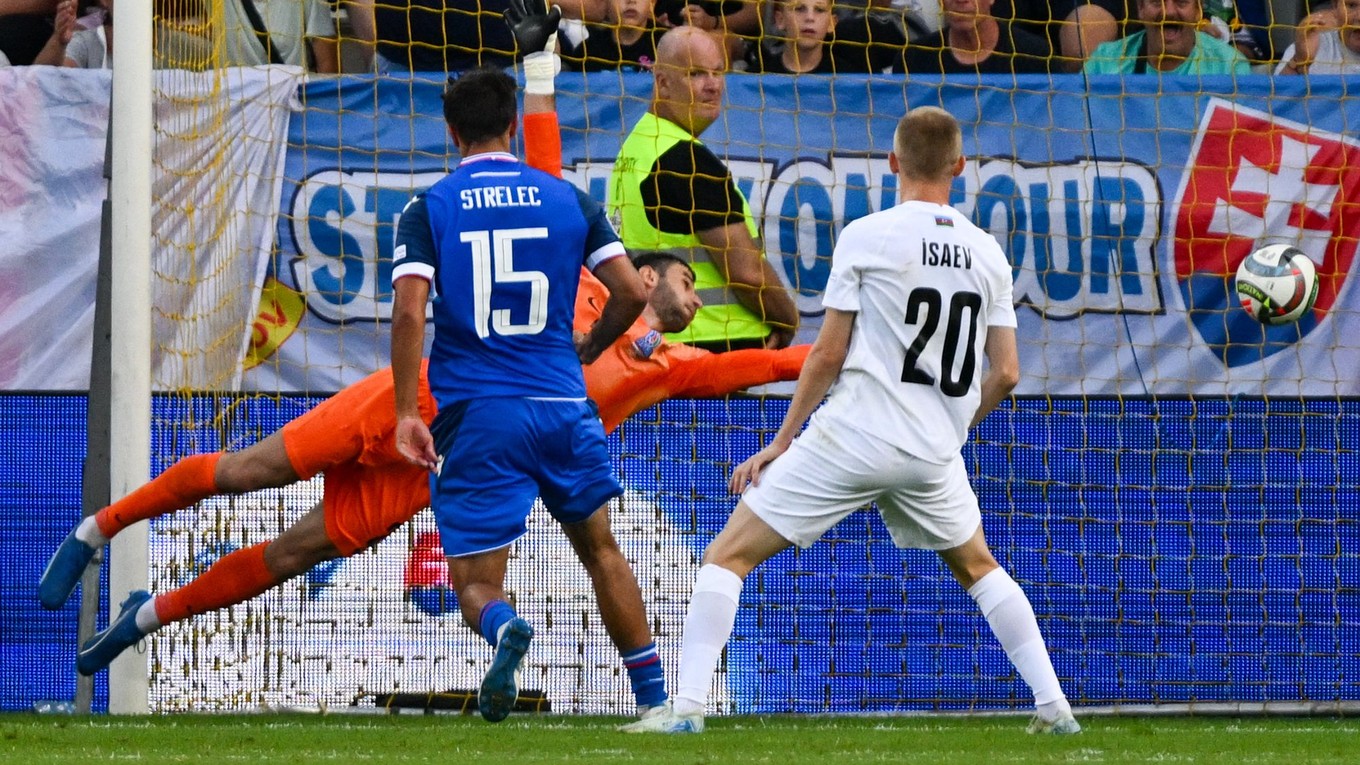 Dávid Strelec pri strelení druhého slovenského gólu v zápase Slovensko - Azerbajdžan.