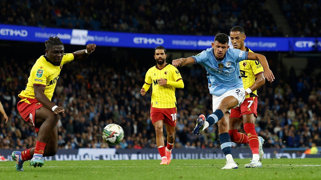 Matheus Nunes strieľa gól v zápase Manchester City - FC Watford v 3. kole anglického Ligového pohára.