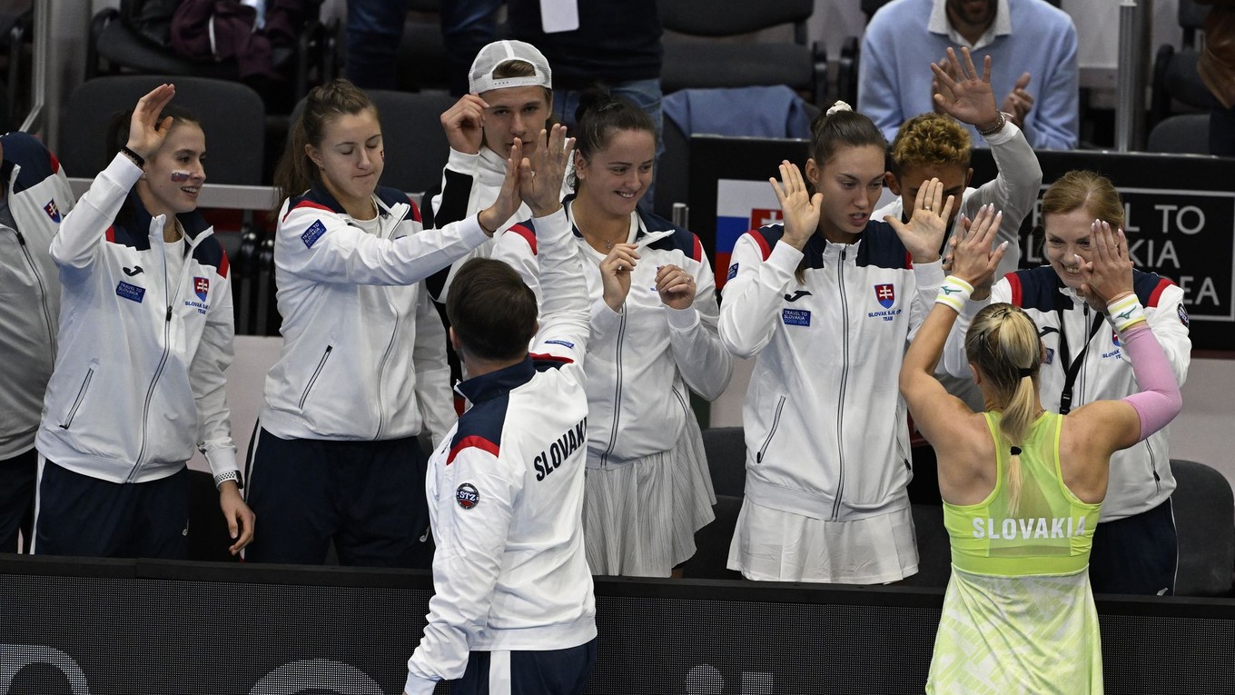 Slovenské tenisky oslavujú triumf v zápase Pohára Billie Jean Kingovej.
