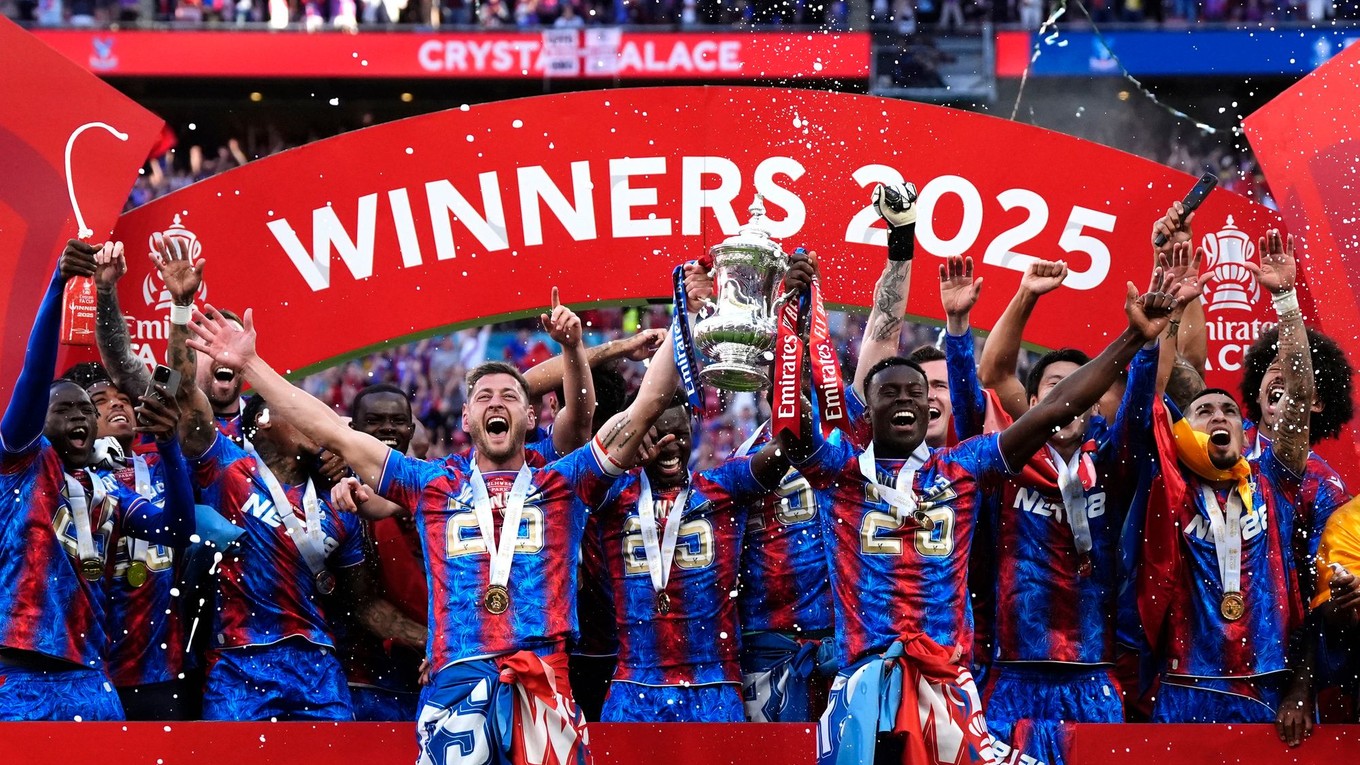 Futbalisti Crystal Palace oslavujú triumf v FA Cupe.