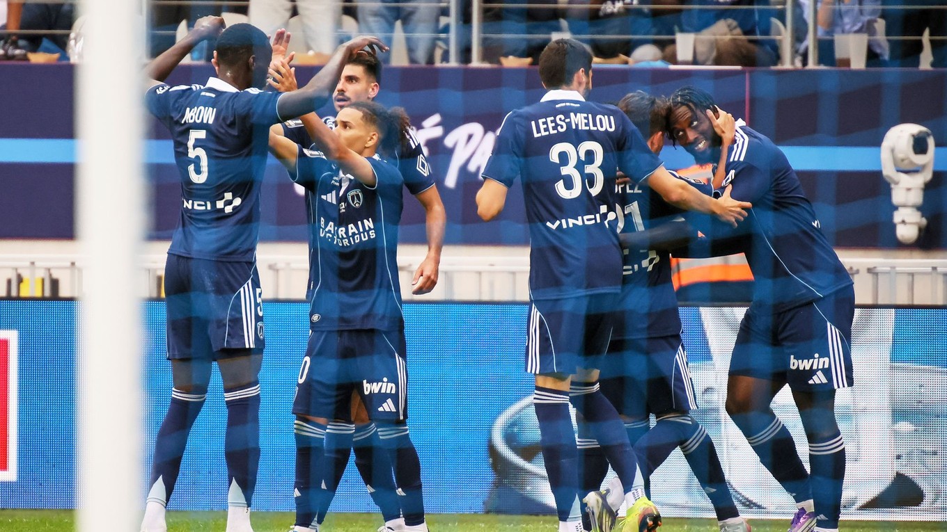 FC Paríž oslavuje gól. 