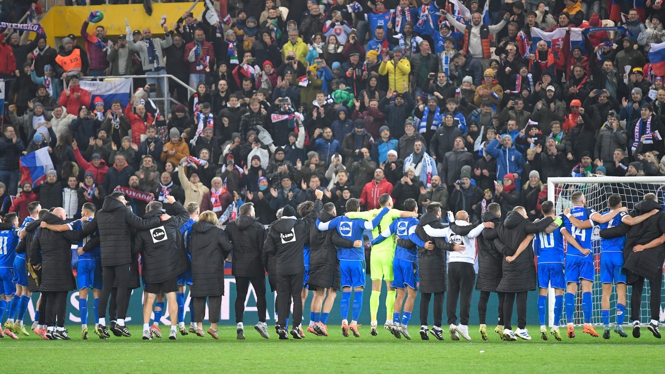 Radosť slovenských futbalistov po víťazstve 1:0 nad Severným Írskom.
