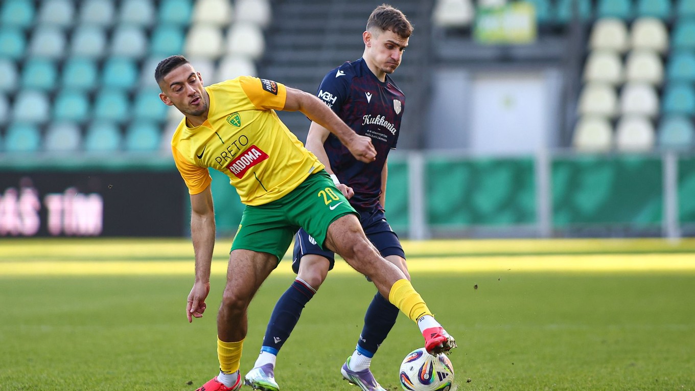 Zľava Kristián Bari (Žilina) a Matúš Kmeť (Dunajská Streda) bojujú o loptu 