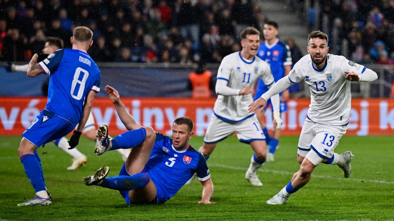 Kreshnik Hajrizi (vpravo) strieľa gól v zápase Slovensko - Kosovo. 