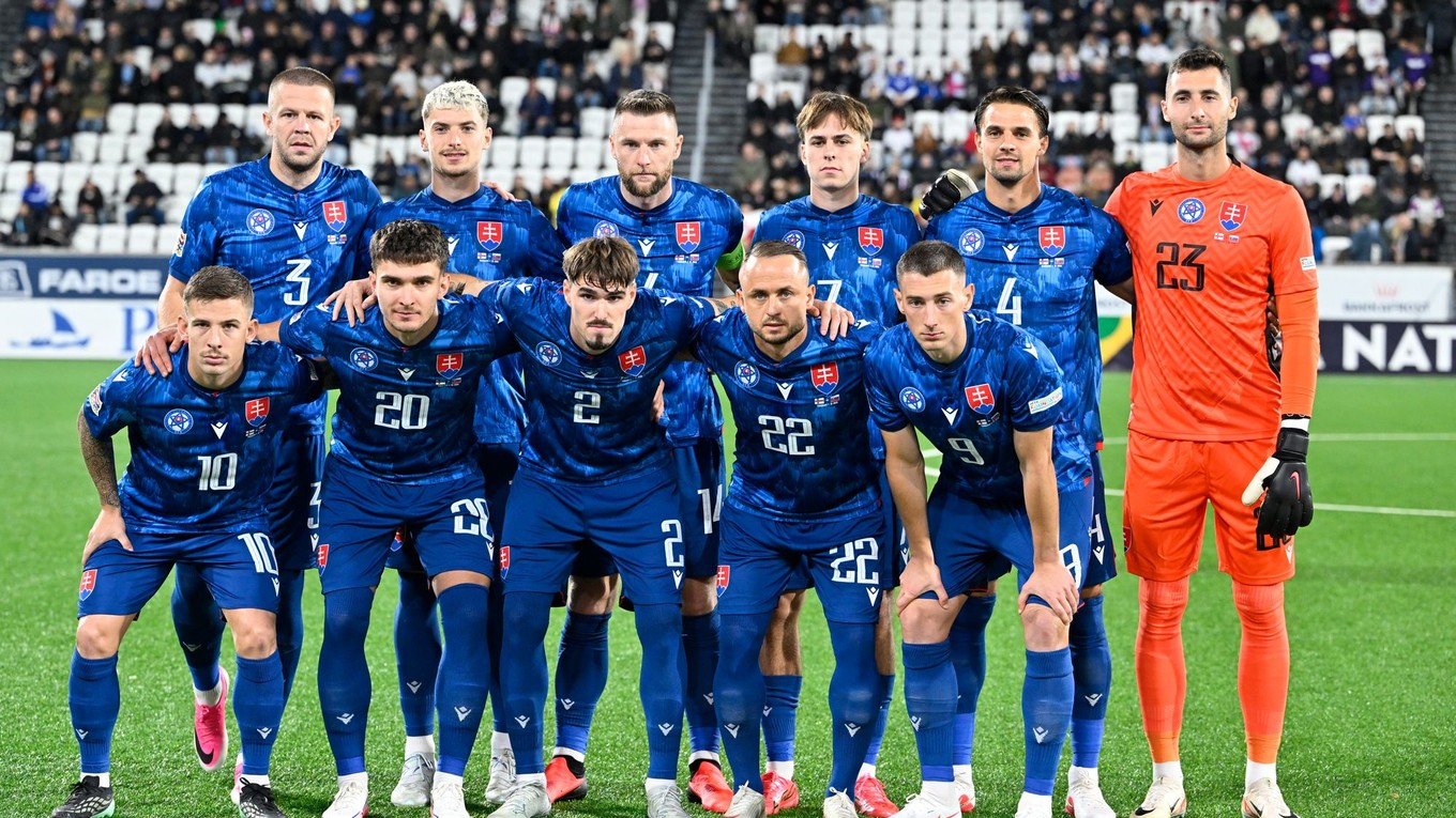 Slovenskí futbalisti pózujú počas spoločnej fotografie pred začiatkom zápasu C-divízie Ligy národov Faerské ostrovy - Slovensko.