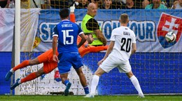 Dávid Strelec pri strelení druhého slovenského gólu v zápase Slovensko - Azerbajdžan.