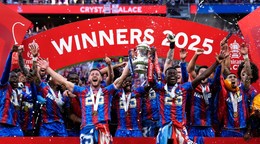 Futbalisti Crystal Palace oslavujú triumf v FA Cupe.