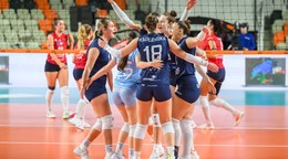 Hráčky Slovana sa tešia.